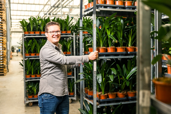 Medewerker verwerkt orders en productstromen in de kas met SDF Salesflow